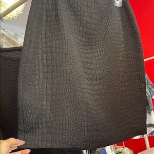 Tahari formal skirt: black fully-lined croc embossed fabric 10P